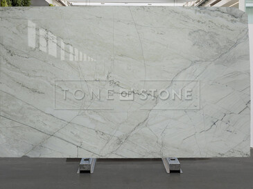 Kvarcitová deska White Macaubas s jemnou kresbou je ideální do moderních interiérů i exteriérů