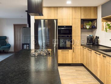 Kamenná kuchyňská deska ze žuly Mist Black. Zakázkové kamenictví TONE OF STONE