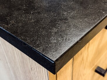 Detail kamenné kuchyňské desky ze žuly Mist Black. Zakázkové kamenictví TONE OF STONE