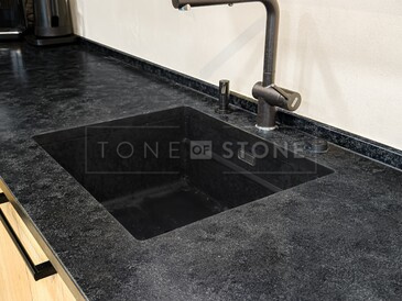 Dřez kamenné kuchyňské desky ze žuly Mist Black. Zakázkové kamenictví TONE OF STONE