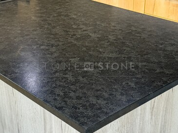 Roh kamenné kuchyňské desky ze žuly Mist Black. Zakázkové kamenictví TONE OF STONE