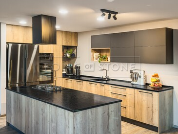 Kuchyňská pracovní deska z černého kamene Mist Black. Zakázkové kamenictví TONE OF STONE