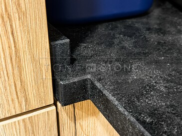 Detail se soklem kamenné kuchyňské desky ze žuly Mist Black. Zakázkové kamenictví TONE OF STONE