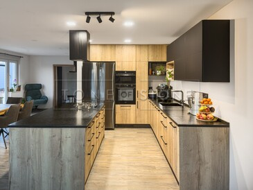 Praktická kuchyně z přírodní žuly Mist Black. Zakázkové kamenictví TONE OF STONE