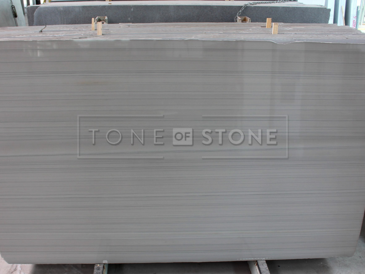 Žulová deska Grey Veneer s jemnou lineární kresbou a šedými odstíny Žulová deska Grey Veneer s jemnou lineární kresbou a šedými odstíny