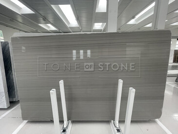 Kamenná deska Grey Veneer v šedých tónech s jemným žilkováním v leštěné povrchové úpravě Kamenná deska Grey Veneer v šedých tónech s jemným žilkováním v leštěné povrchové úpravě