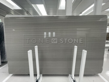 Šedá žulová deska Grey Veneer je díky své decentní kresbě ideální pro obklady stěn, kamenné dlažby a mnoho dalších aplikací v moderním interiéru Šedá žulová deska Grey Veneer je díky své decentní kresbě ideální pro obklady stěn, kamenné dlažby a mnoho dalších aplikací v moderním interiéru