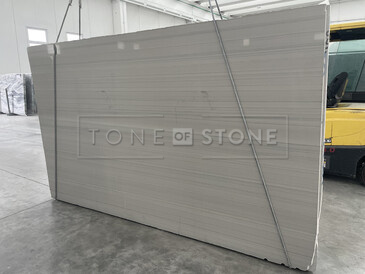 Žula Grey Veneer s šedými tóny a jemnou kresbou je ideální pro moderní interiéry Žula Grey Veneer s šedými tóny a jemnou kresbou je ideální pro moderní interiéry