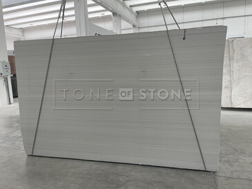 Grey Veneer je šedá žula s jemnou směrovou kresbou, která decentně doplní vaše projekty a dodá jim eleganci Grey Veneer je šedá žula s jemnou směrovou kresbou, která decentně doplní vaše projekty a dodá jim eleganci