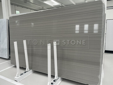 Přírodní kámen Grey Veneer je šedá žula s lesklým povrchem Přírodní kámen Grey Veneer je šedá žula s lesklým povrchem