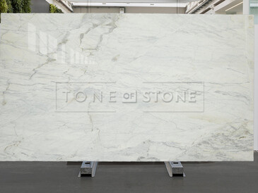 Kvarcitová kamenná deska Matarazzo v bíle krémových odstínech a jemným žilkováním Kvarcitová kamenná deska Matarazzo v bíle krémových odstínech a jemným žilkováním