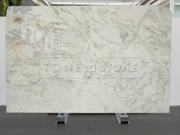 Bílá kamenná deska s kresbou, která je ideální do moderního interiéru, to je kvarcit Matarazzo Bílá kamenná deska s kresbou, která je ideální do moderního interiéru, to je kvarcit Matarazzo