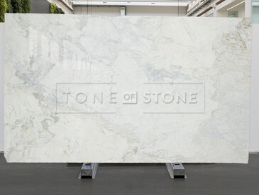 Kvarcit Matarazzo v bílém odstínu a elegantním žilkováním Kvarcit Matarazzo v bílém odstínu a elegantním žilkováním