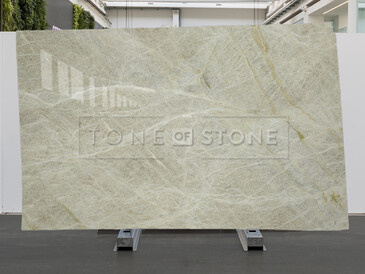 Kamenná deska krémového kvarcitu Artico v leštěné povrchové úpravě Kamenná deska krémového kvarcitu Artico v leštěné povrchové úpravě