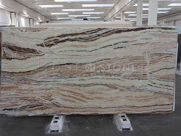 Béžová kamenná deska Travertino Jurassico je ideální pro obklady stěn, obklady krbů nebo stolové desky