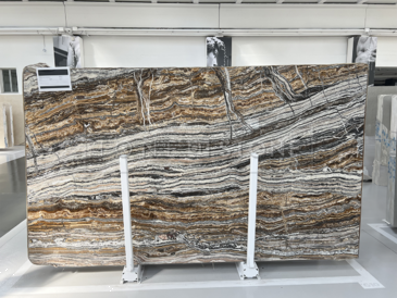 Deska přírodního kamene Travertino Jurassico v zemitém odstínu a výraznou kresbou Deska přírodního kamene Travertino Jurassico v zemitém odstínu a výraznou kresbou