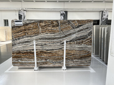 Travertinová deska Travertino Jurassico s výraznou kresbou plnou zemitých tónů Travertinová deska Travertino Jurassico s výraznou kresbou plnou zemitých tónů