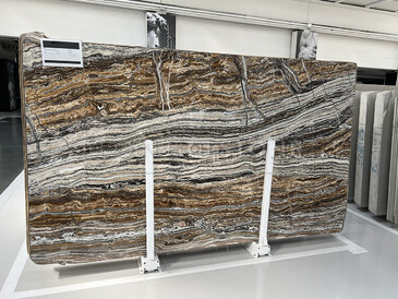 Travertino Jurassico je velmi výrazný přírodní kámen ideální pro obklady stěn nebo krbů v luxusních interiérech Travertino Jurassico je velmi výrazný přírodní kámen ideální pro obklady stěn nebo krbů v luxusních interiérech