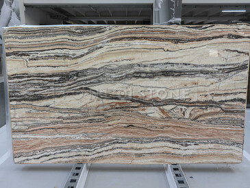 Kamenná deska Traverto Jurassico v zemitých tónech Kamenná deska Traverto Jurassico v zemitých tónech