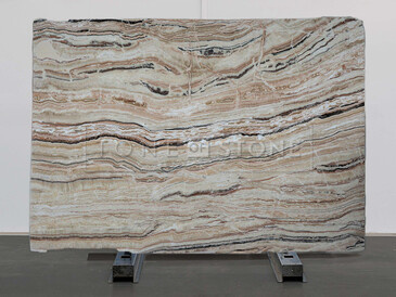 Travertinová deska Travertino Jurassico v zemitých tónech a výraznou kresbou je ideální pro moderní interiéry Travertinová deska Travertino Jurassico v zemitých tónech a výraznou kresbou je ideální pro moderní interiéry