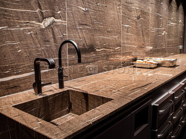 Vizualizace kuchyňské desky z přírodního kamene Brown Silk včetně obkladu kuchyňské stěny
