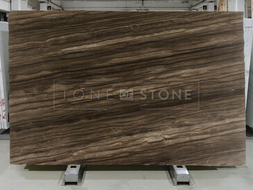 Kamenná deska kvarcitu Sequoia Brown s hnědou kresbou připomínající strukturu dřeva