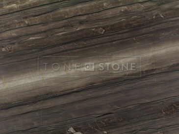 Kvarcit Sequoia Brown se zemitými tóny je ideální pro kuchyňské desky, obklady stěn, nebo třeba designové obklady krbu