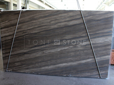 Sequoia brown je hnědý přírodní kvarcit, jehož decentní kresba připomíná kresbu dřeva Sequoia brown je hnědý přírodní kvarcit, jehož decentní kresba připomíná kresbu dřeva