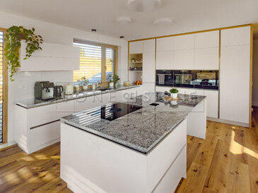 Moderní kuchyně s kamennou pracovní deskou ze žuly Viscount White