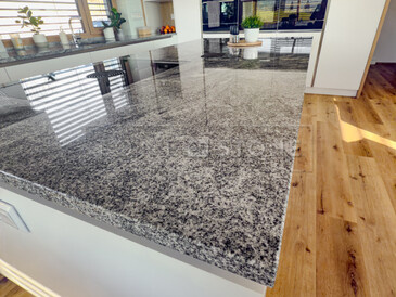 Kuchyňský ostrůvek s kamennou deskou ze žuly Viscount White Kuchyňský ostrůvek s kamennou deskou ze žuly Viscount White