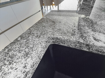 Kamenná pracovní deska ze žuly Viscount White včetně dřezu se spodní montáží, 
 který je ideální volbou pro kamenné pracovní desky