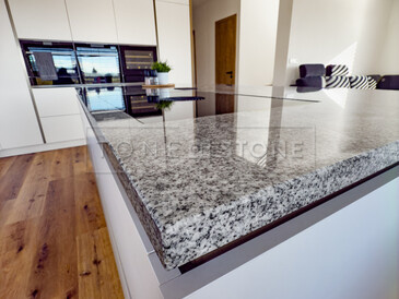 Šedá kamenná deska do kuchyně ze žuly Viscount White skvěle doplní moderní interirér
