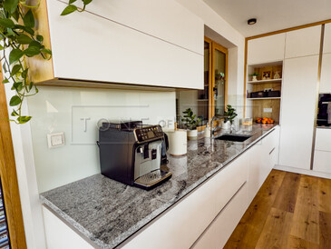 Žulová kuchyňská deska Viscount White v leštěné povrchové úpravě. 