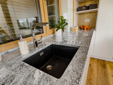 Pracovní deska ze žuly Viscount White a integrovaný dřez se spodní montáží a vyfrézované odkapové drážky