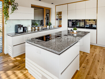 Elegantní bílá kuchyně a ostrůvek s šedou kamennou deskou ze žuly Viscount White