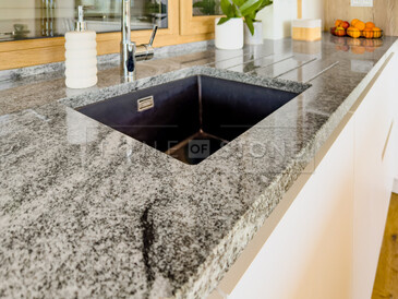 Dřez se spodní montáží a odkapovými drážkami jako součást žulové pracovní desky ze žuly Viscount White 