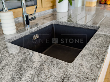 Dřez se spodní montáží a baterie jako součást kamenné pracovní desky ze žuly Viscount White