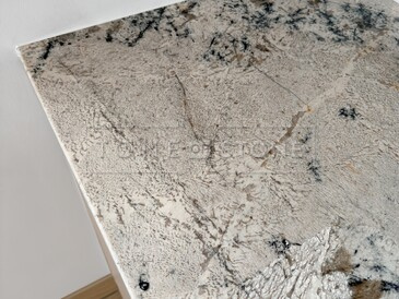 Kamenná kuchyňská deska White Babylon v zemitých odstínech šedé a béžové s kontrastní zrnitou kresbou