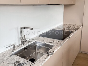 Žulová pracovní deska do kuchyně ze žuly White Babylon - dřez se spodní montáží a varná deska s horní montáží