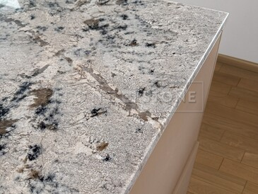 Kuchyňská deska ze žuly White Babylon v šedých a béžových barvách