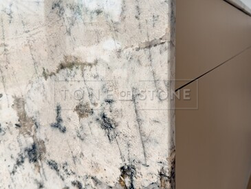 Kamenný kuchyňský ostrůvek ze žuly White Babylon včetně kamenného boku ostrůvku