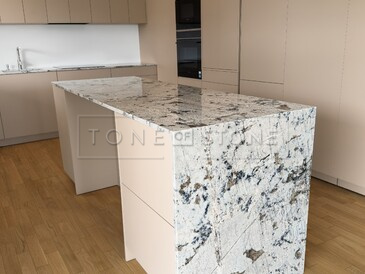 Žulový kuchyňský ostrůvek a kuchyňská deska ze žuly White Babylon v šedé barvě a s výraznou kresbou 