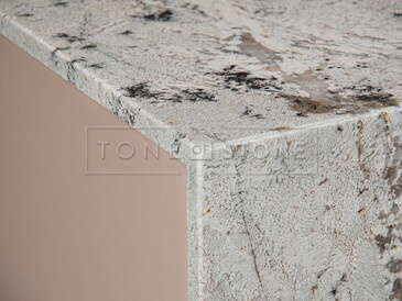 Žulová pracovní deska ostrůvku z šedé žuly White babylon s kontrastní kresbou