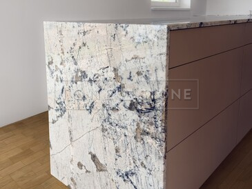 Kamenný ostrov s žulovou pracovní deskou a bokem ze žuly White Babylon