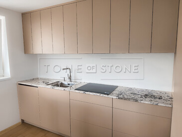 Šedá žulová kuchyňská deska ze žuly White Babylon - dřez se spodní montáží, varná deska s horní montáží