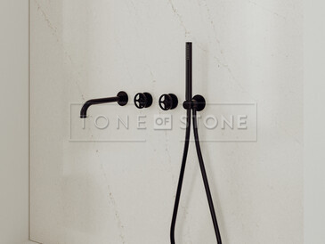 Sprchový kout s kamenným obkladem z umělého kamene Technistone Mistral White