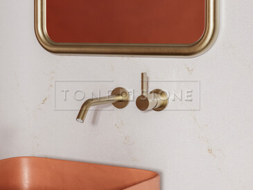 Detail kamenného obkladu z umělého kamene Technistone Elysian Gold s jemnou kresbou