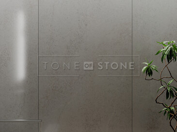 Velkoformátový kamenný obklad stěny z umělého kamene Technistone Badal Grey v šedých odstínech a jemným žilkováním