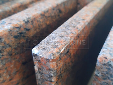 Detail leštěné hrany žulového parapetu z přírodního kamene Multicolor Detail leštěné hrany žulového parapetu z přírodního kamene Multicolor