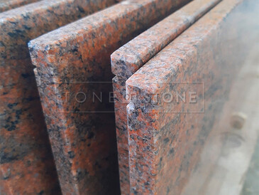 Kamenné parapety s odkapovou drážkou ze žuly Multicolor o síle 2 cm a leštěné povrchové úpravě Kamenné parapety s odkapovou drážkou ze žuly Multicolor o síle 2 cm a leštěné povrchové úpravě